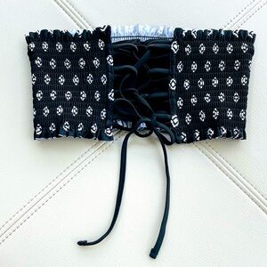 New! SO Bandeau Swim Top ☀️
Strapless. Black w/ White Flowers. Size Large